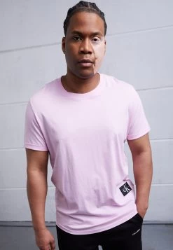 Calvin Klein Jeans Badge Turn Up Sleeve - Print T-Shirt - Bella