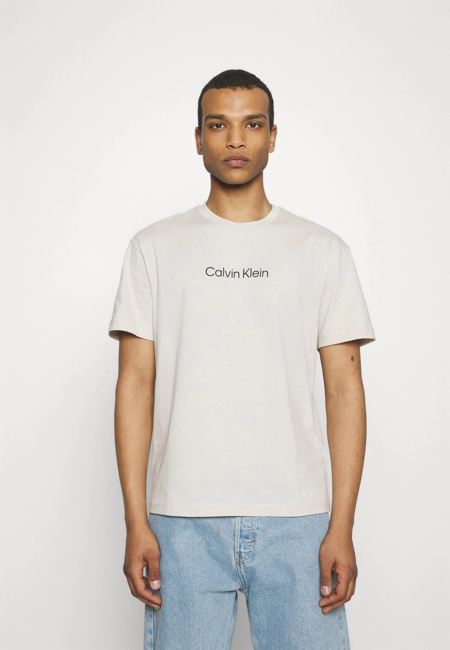 Calvin Klein Hero Logo Comfort - Basic T-Shirt - Stony Beige