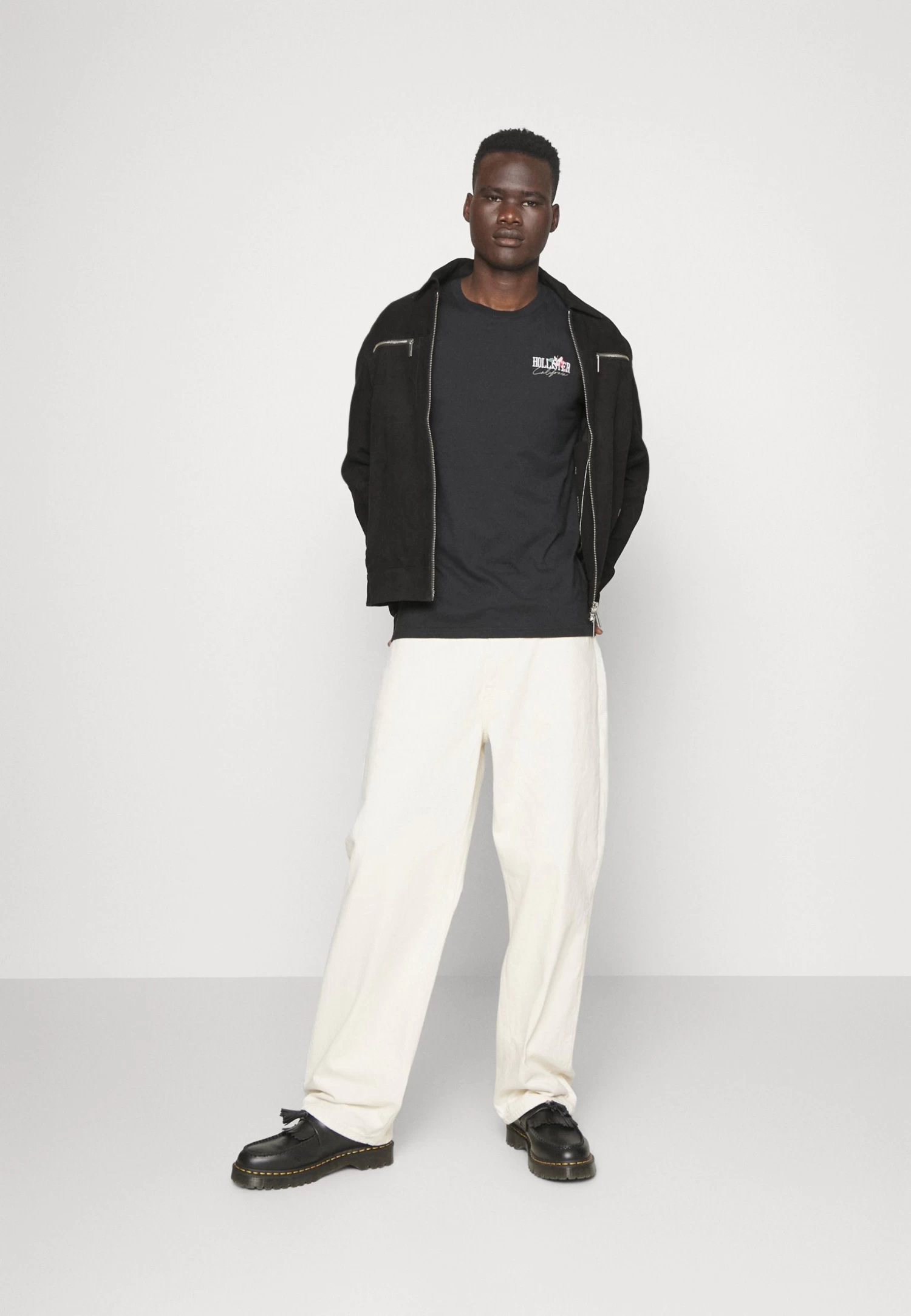 Hollister Co. Floral Mixed Embroidery And Print - Print T-Shirt - Black - Image 2