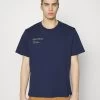Les Deux Brody - Print T-Shirt - Dark Navy/Hegde Green